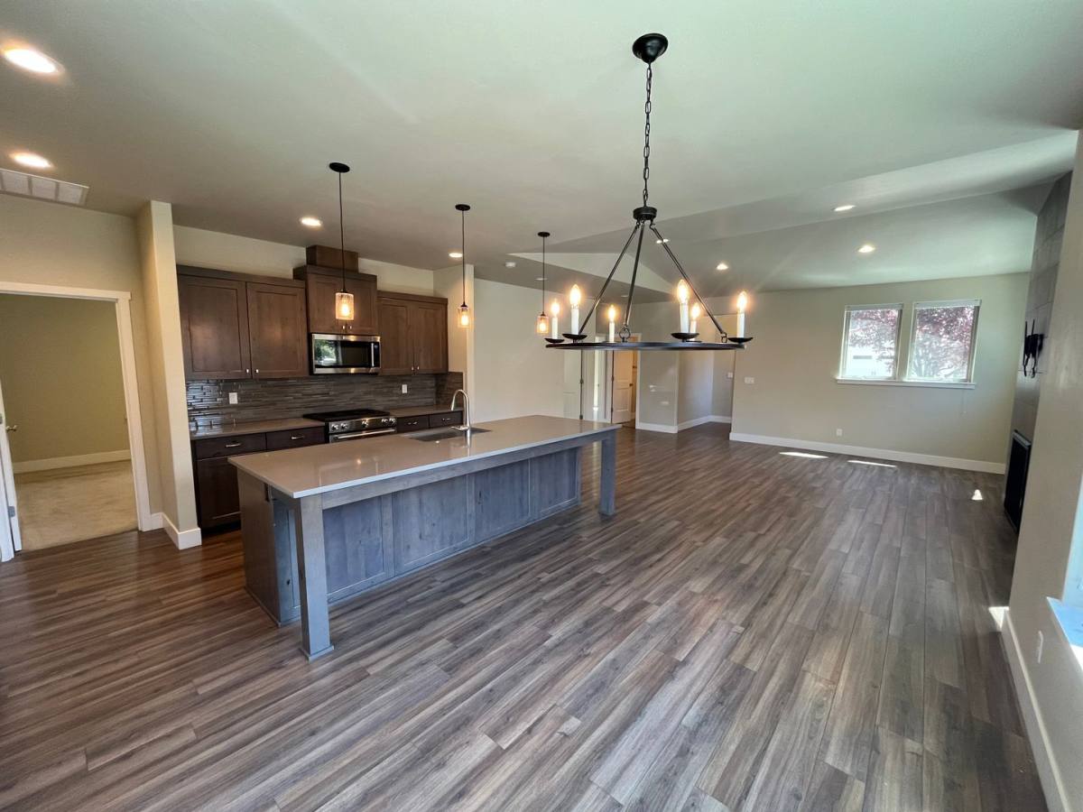 House for rent at 63136 NW Via Cambria, Bend, OR 97703