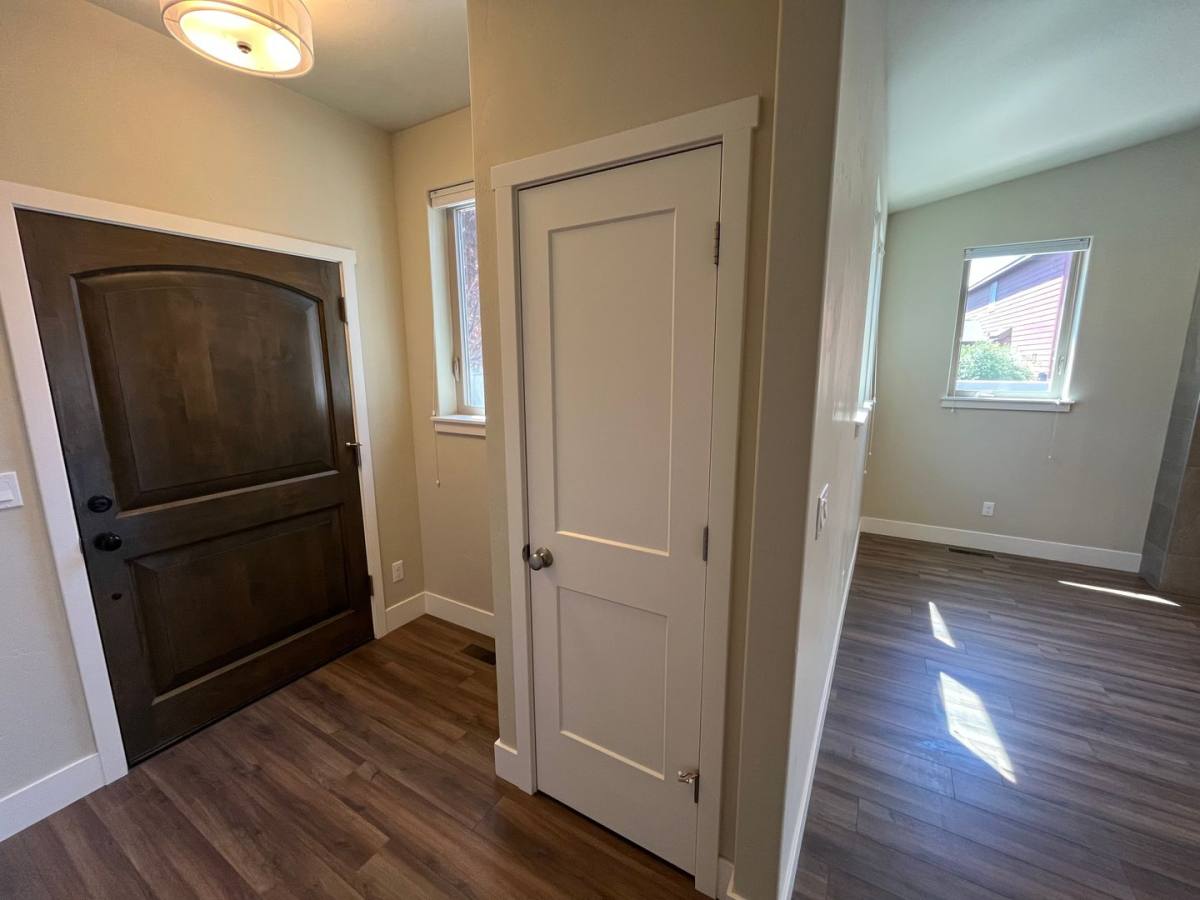 House for rent at 63136 NW Via Cambria, Bend, OR 97703