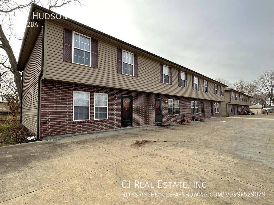 Townhouse for rent at 27 N Hudson St #B, Buckner, MO 64016