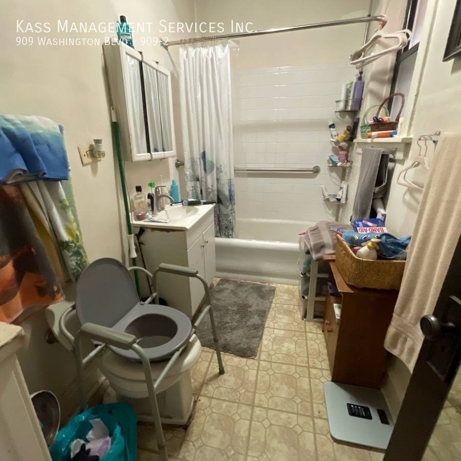 Apartment for rent at 909 Washington Blvd #909-2, Oak Park, IL 60302