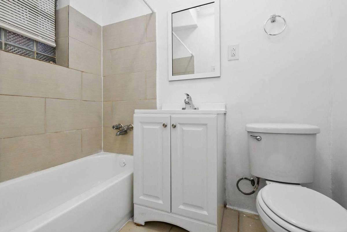 Apartment for rent at 6952 S Clyde Ave, Chicago, IL 60649