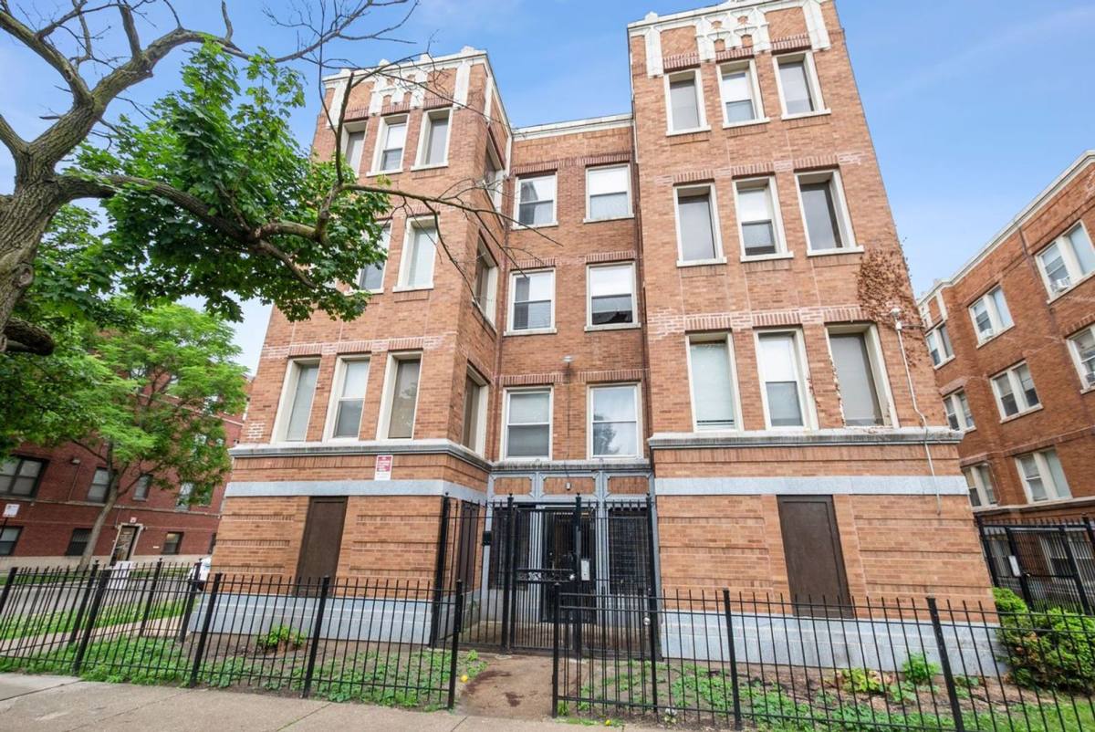 Apartment for rent at 6952 S Clyde Ave, Chicago, IL 60649
