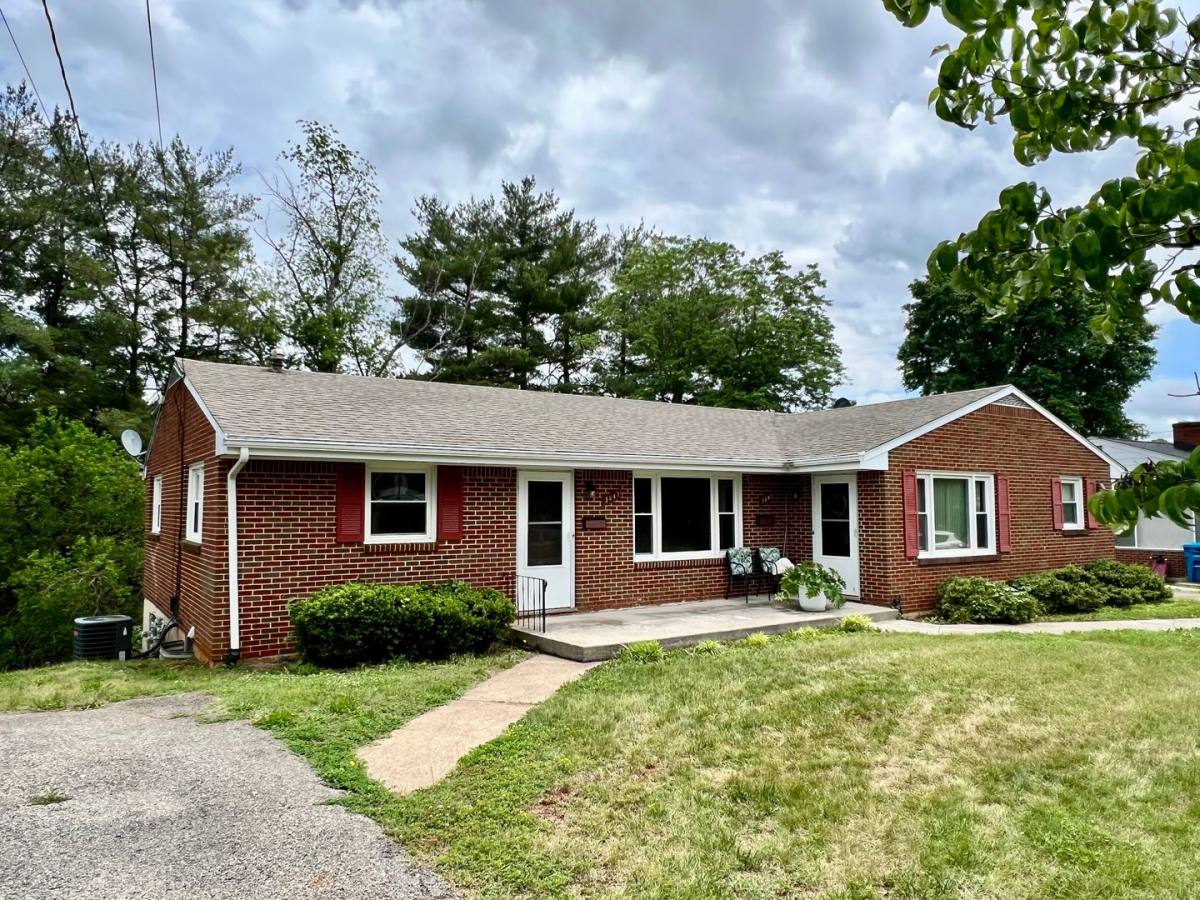 Apartment for rent at 3645-3647 Oaklawn Avenue, NW, Roanoke, VA 24012