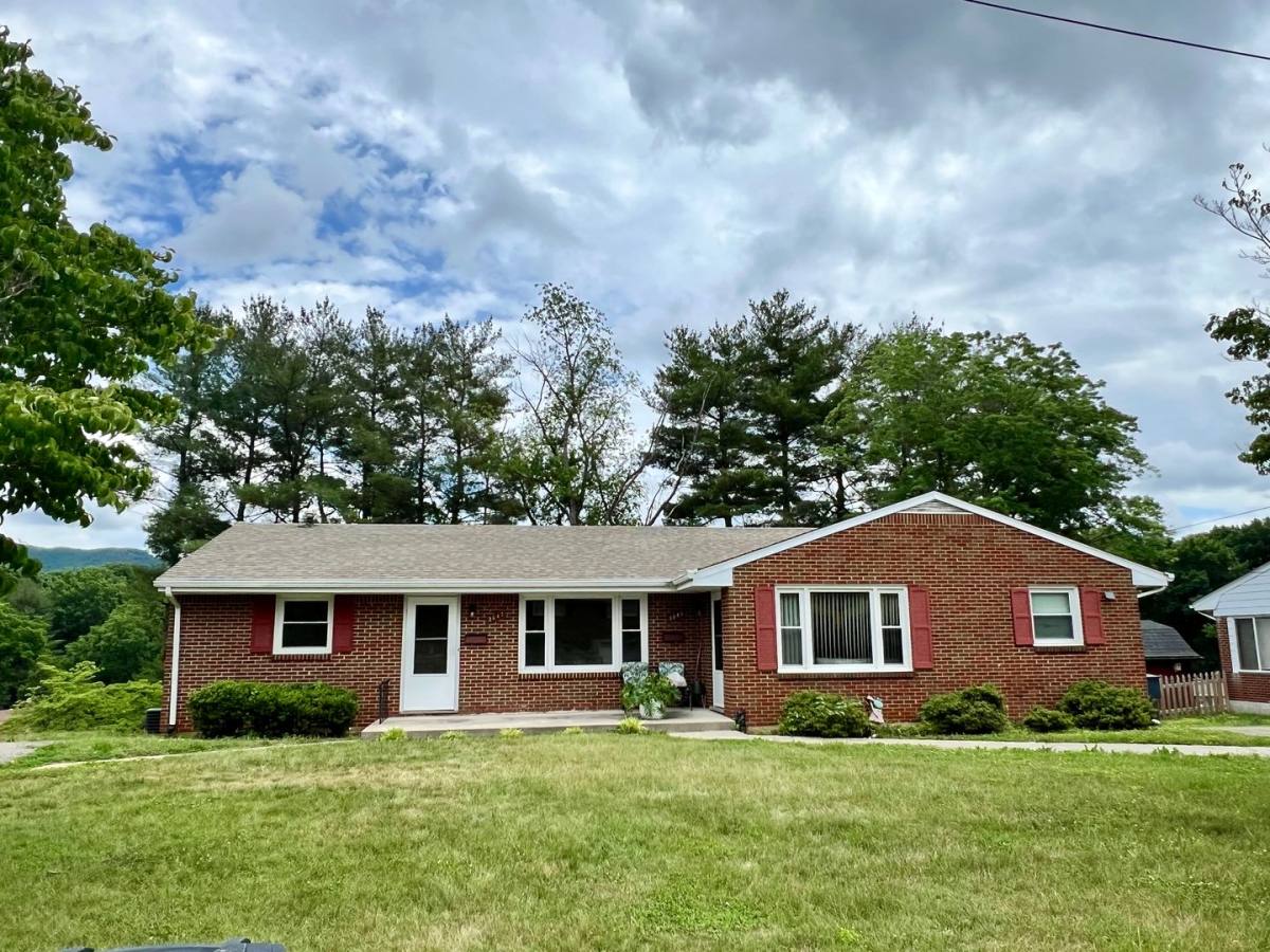 Apartment for rent at 3645-3647 Oaklawn Avenue, NW, Roanoke, VA 24012