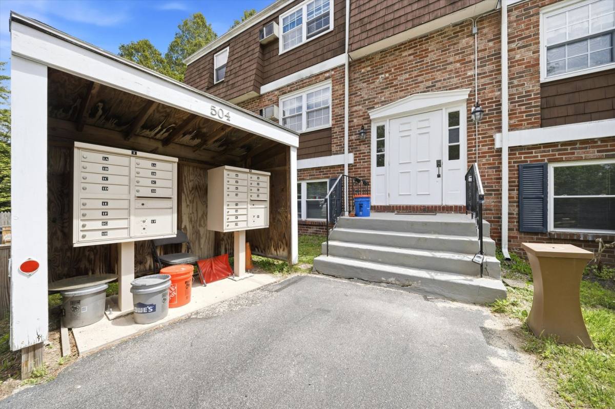 Apartment for rent at 504 River Rd #1F, Manchester, NH 03104