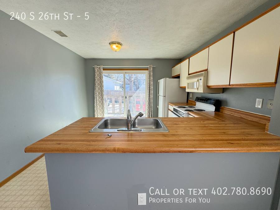 Apartment for rent at 240 S 26th St #5, Lincoln, NE 68510