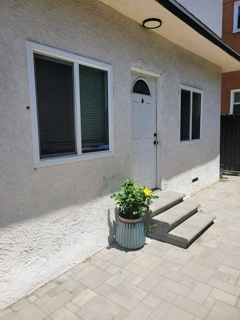 Townhouse for rent at 416 Lime Ave, Long Beach, CA 90802