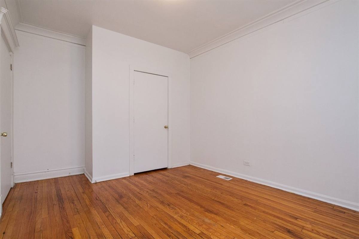 Apartment for rent at 914-20 W 77th, Chicago, IL 60620
