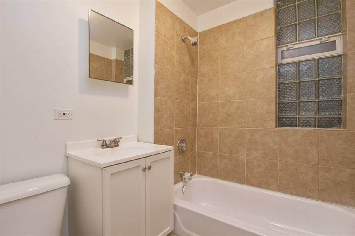 Apartment for rent at 914-20 W 77th, Chicago, IL 60620