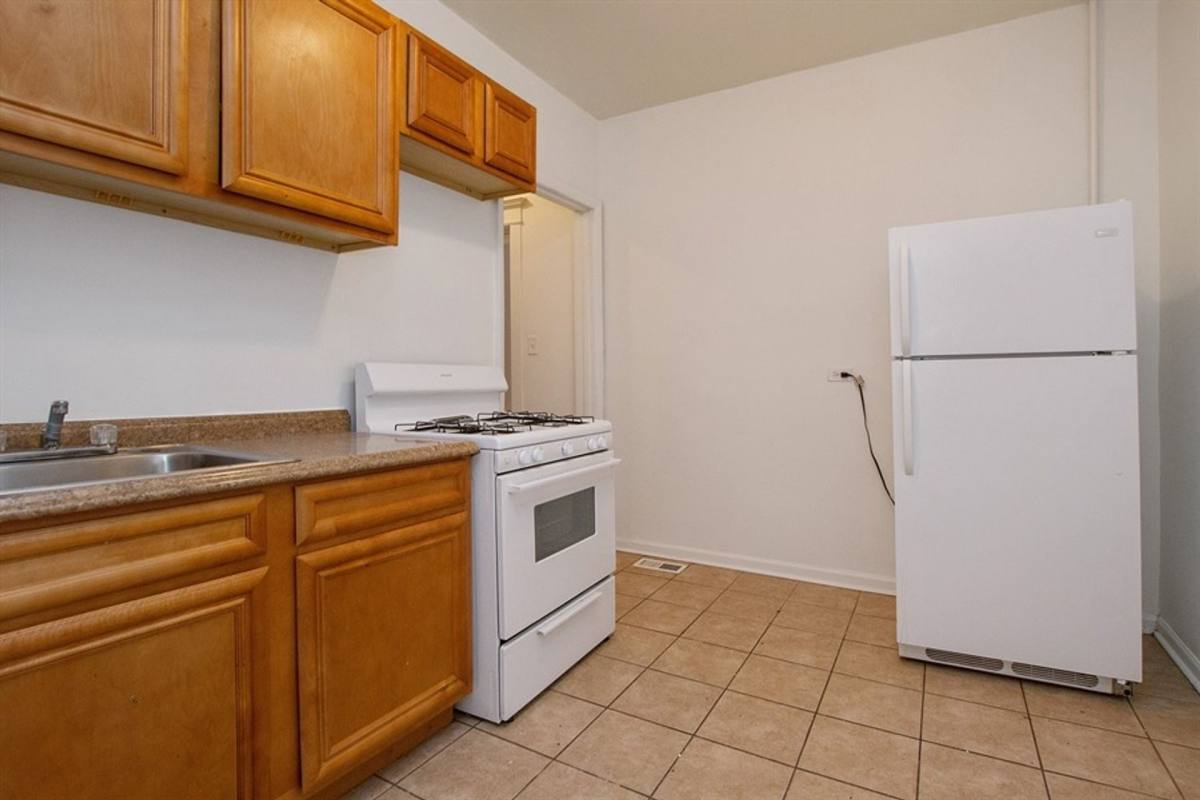 Apartment for rent at 914-20 W 77th, Chicago, IL 60620