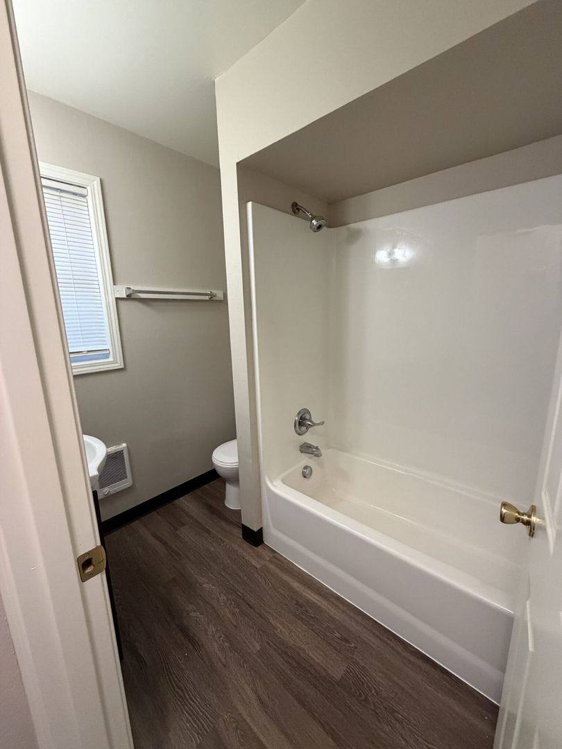 Apartment for rent at 9105-07 NE Hoyt, Portland, OR 97220