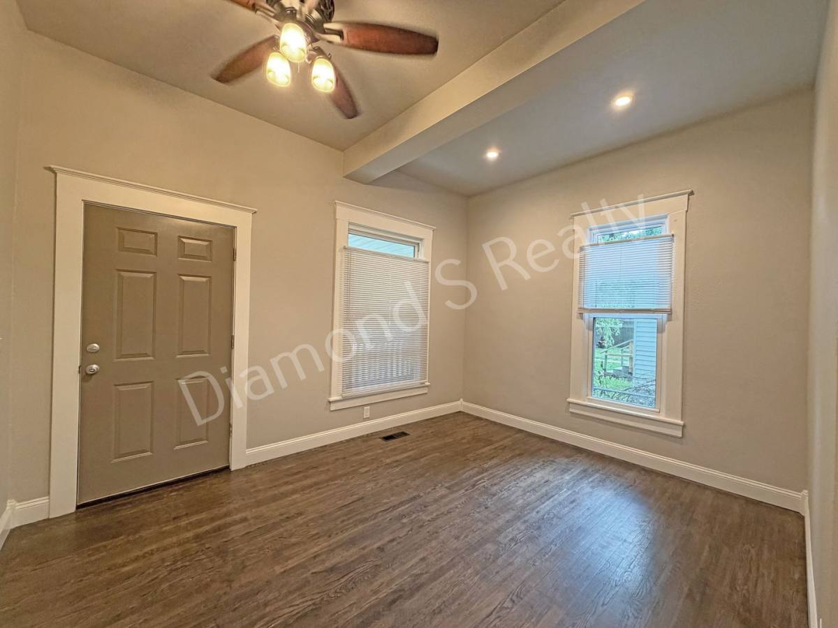 House for rent at 916 N Pickwick Ave, Springfield, MO 65802
