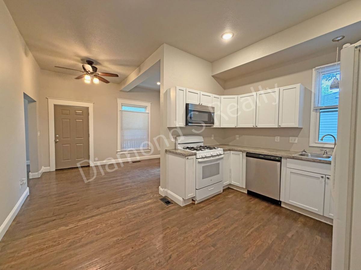 House for rent at 916 N Pickwick Ave, Springfield, MO 65802