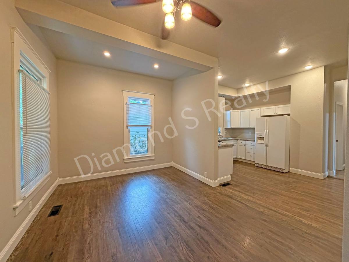 House for rent at 916 N Pickwick Ave, Springfield, MO 65802