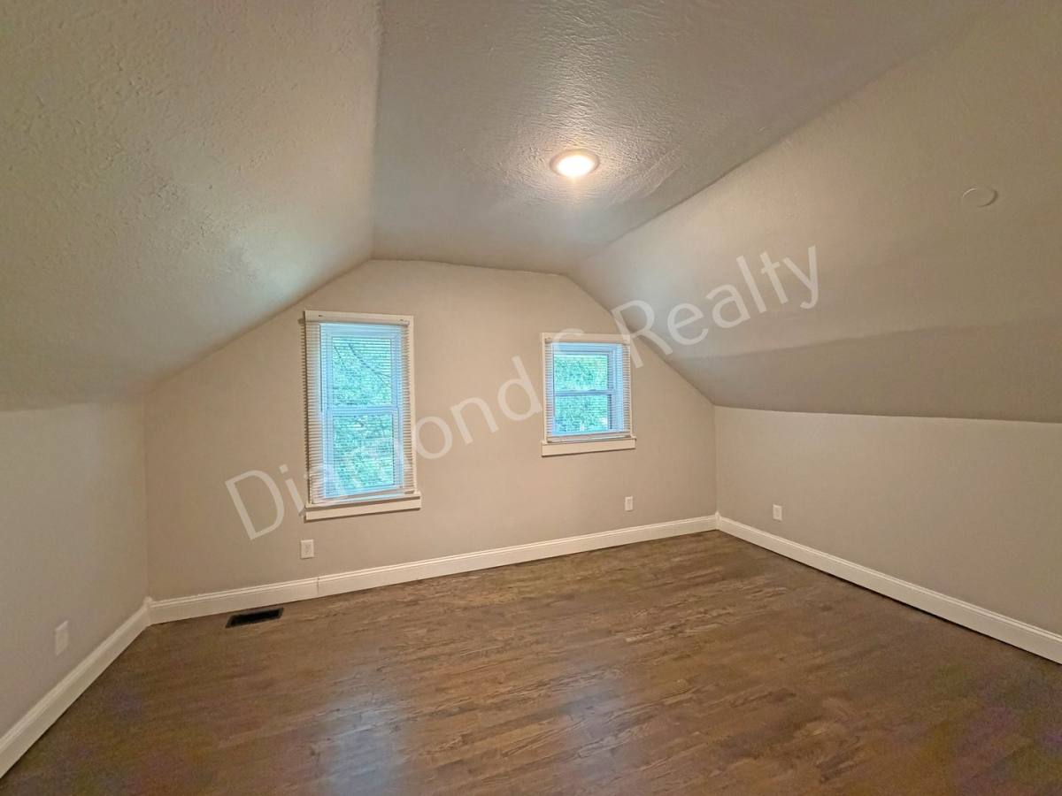House for rent at 916 N Pickwick Ave, Springfield, MO 65802