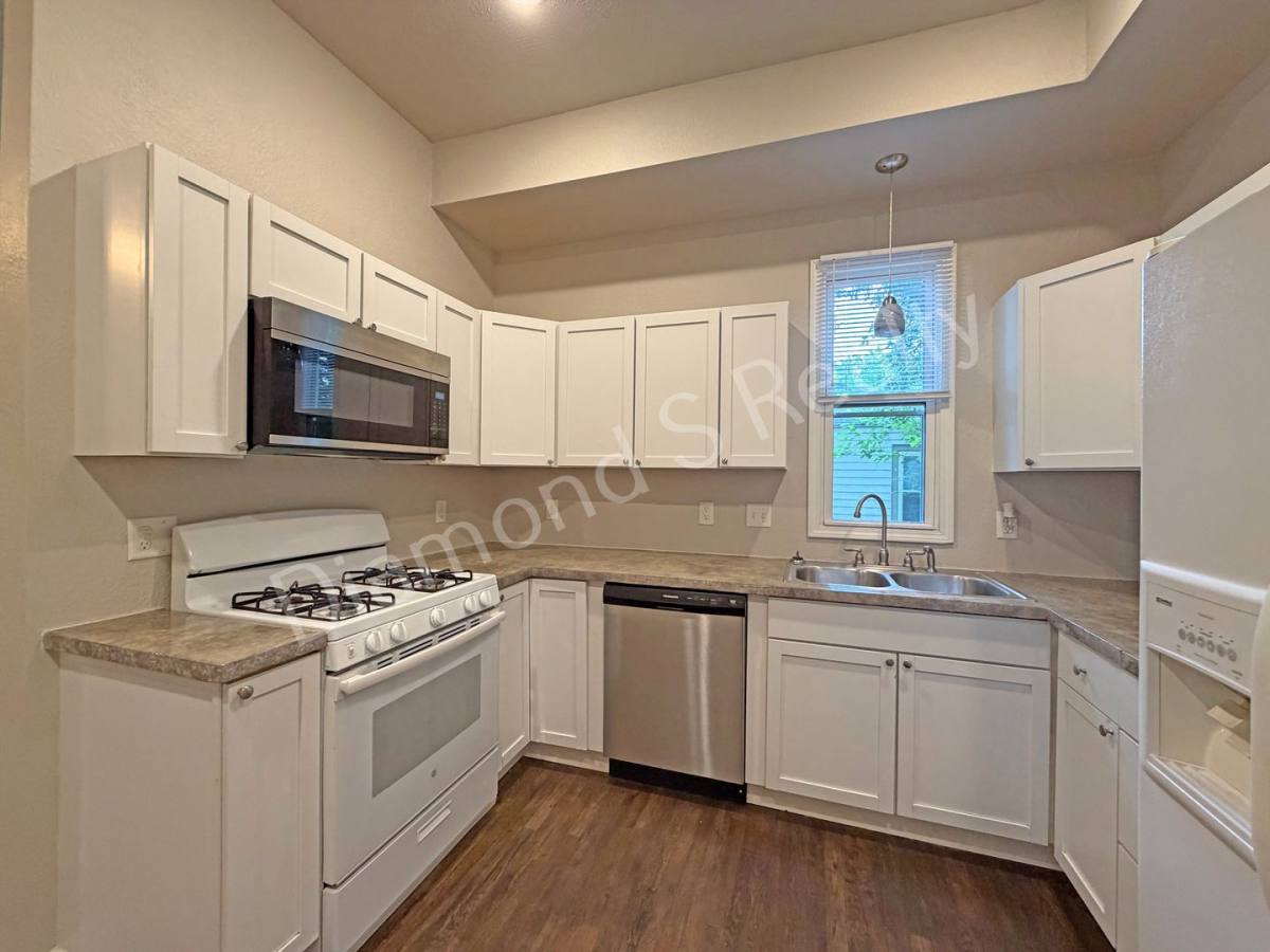 House for rent at 916 N Pickwick Ave, Springfield, MO 65802