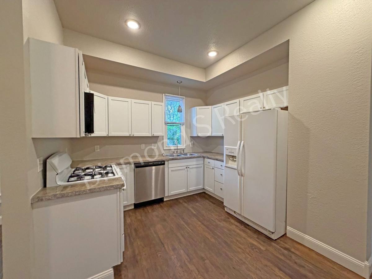 House for rent at 916 N Pickwick Ave, Springfield, MO 65802