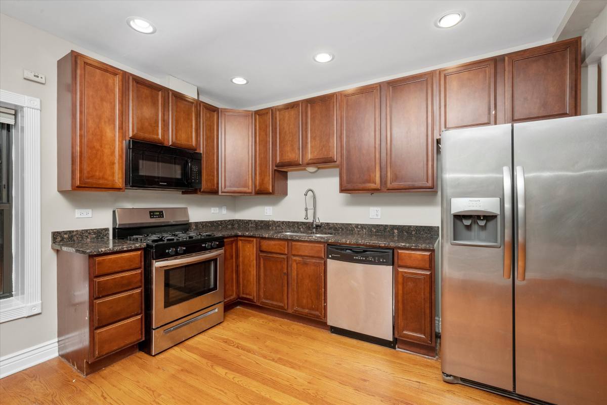 Apartment for rent at 6300 N Rockwell St #B2, Chicago, IL 60659