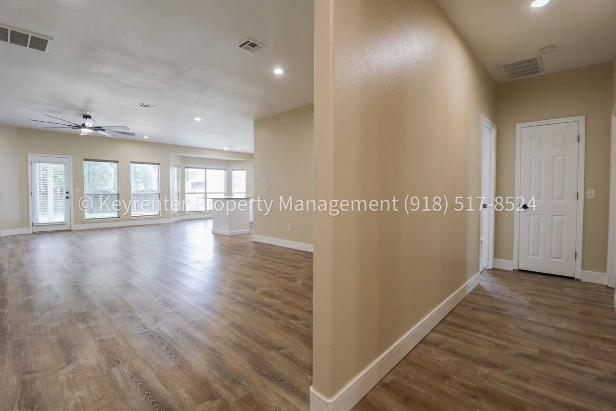 House for rent at 806 W 118th St S, Jenks, OK 74037