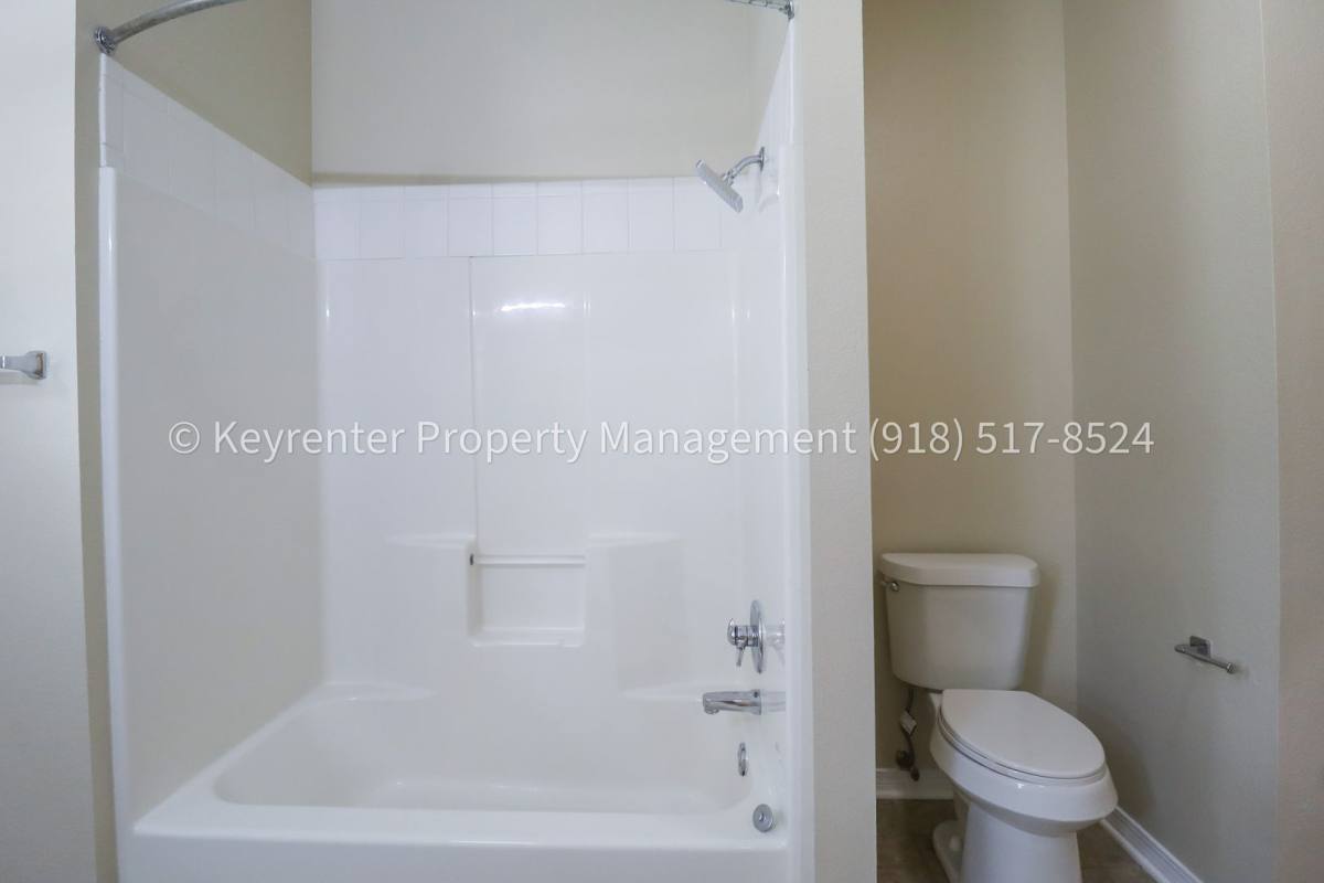 House for rent at 806 W 118th St S, Jenks, OK 74037