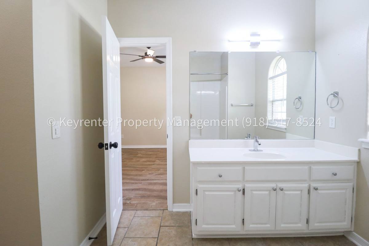 House for rent at 806 W 118th St S, Jenks, OK 74037