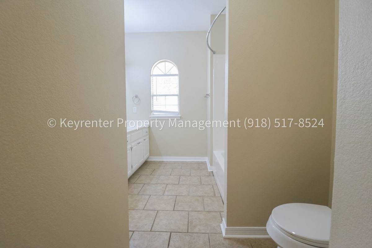 House for rent at 806 W 118th St S, Jenks, OK 74037