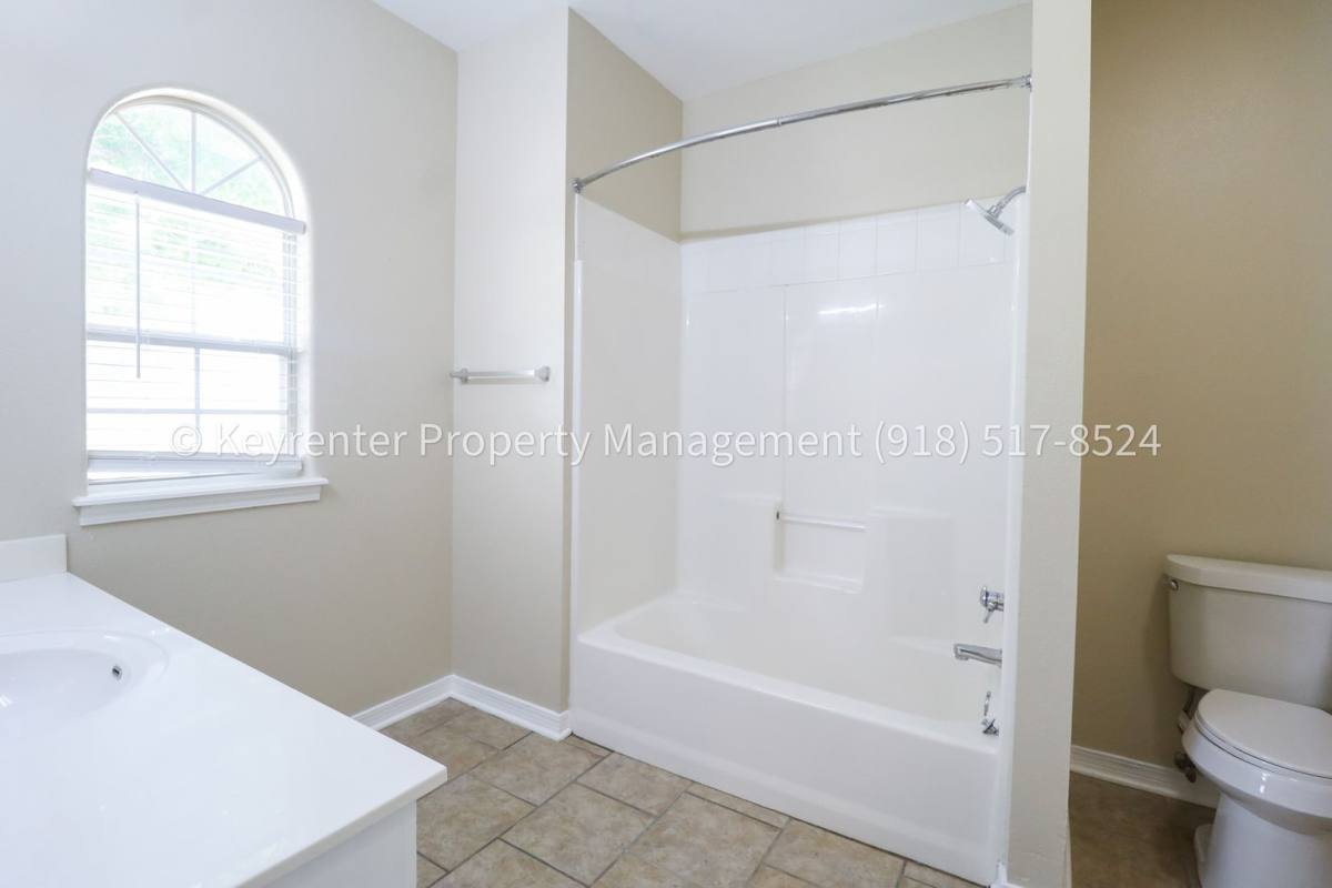 House for rent at 806 W 118th St S, Jenks, OK 74037