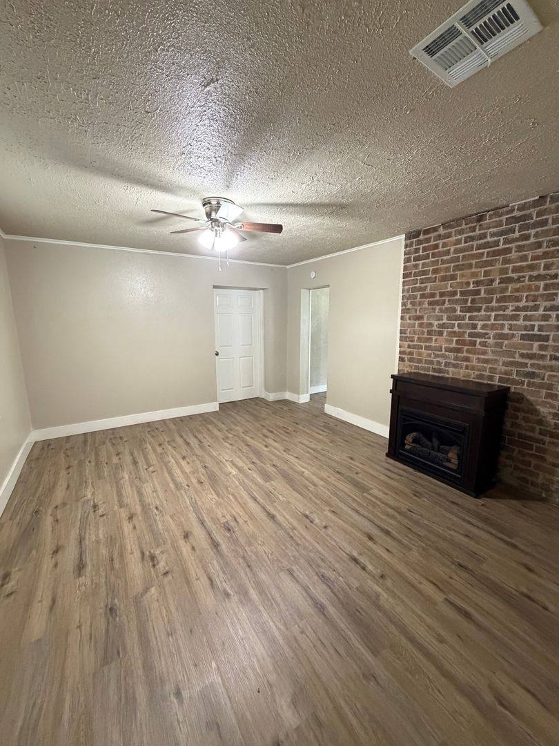 House for rent at 415 N Orphan St, Pryor, OK 74361