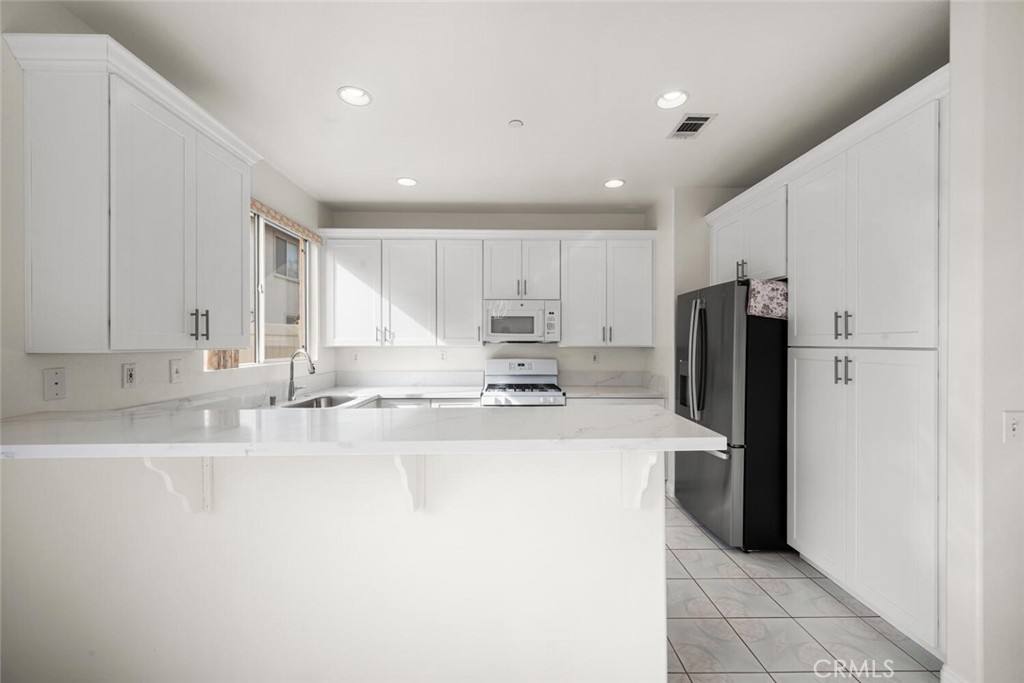 Apartment for rent at 6222 Villa Ryan Way, Buena Park, CA 90620