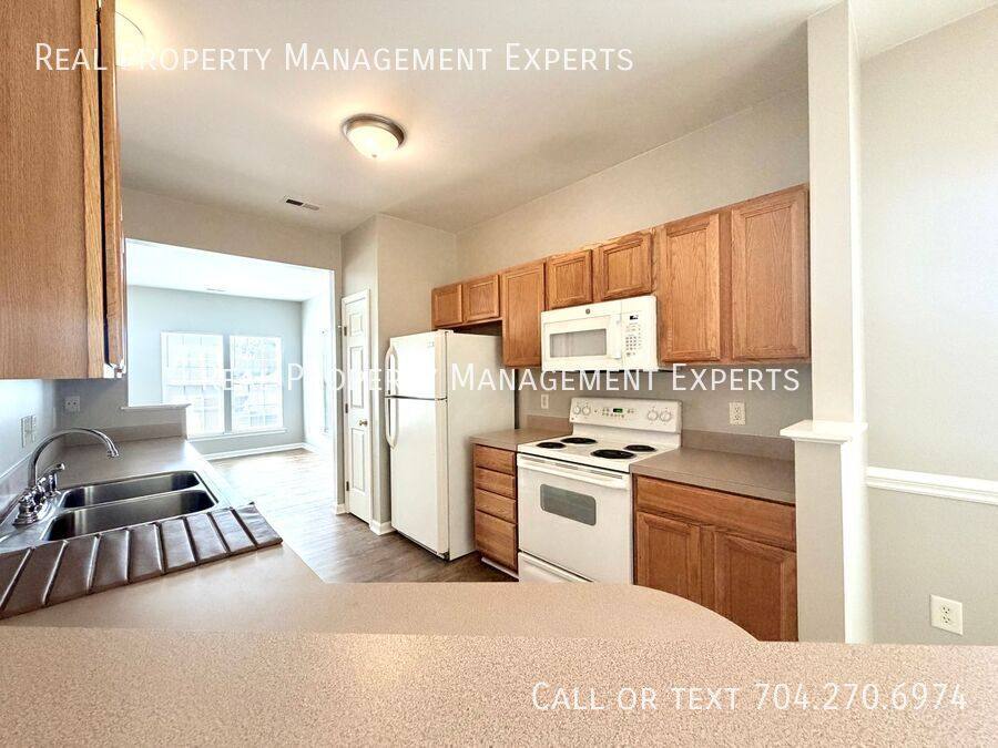 Townhouse for rent at 7111 Flying Scotsman Dr, Charlotte, NC 28213