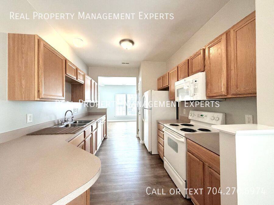 Townhouse for rent at 7111 Flying Scotsman Dr, Charlotte, NC 28213