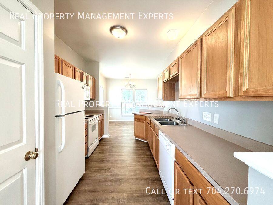 Townhouse for rent at 7111 Flying Scotsman Dr, Charlotte, NC 28213
