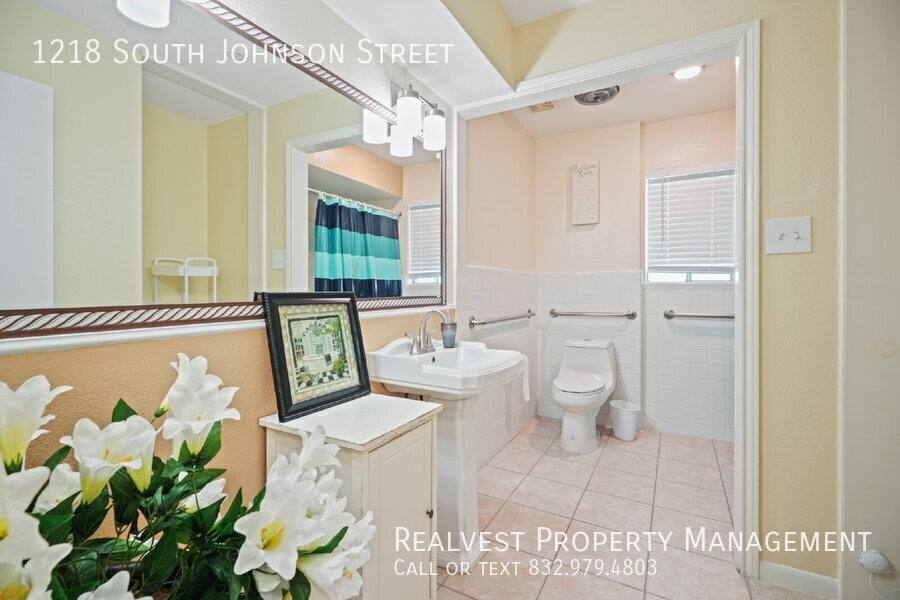 House for rent at 1218 S Johnson St, Alvin, TX 77511