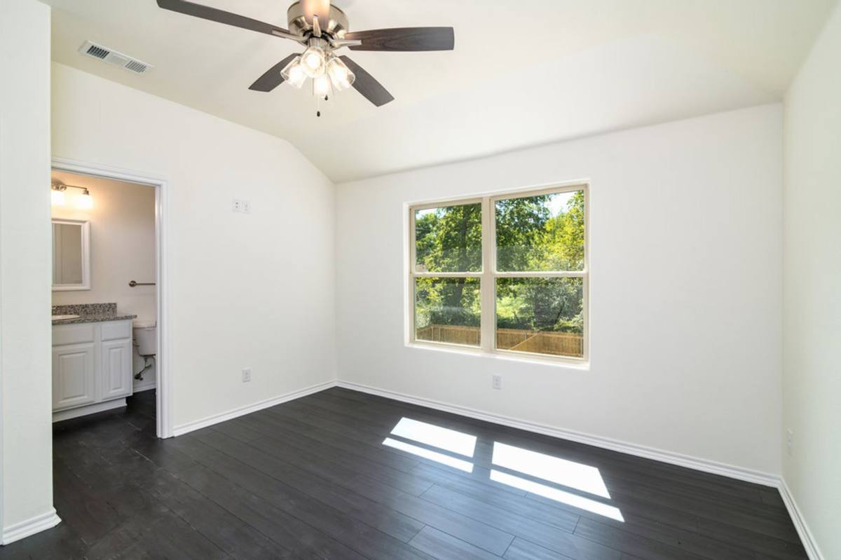 Townhouse for rent at 805 S 6th St, Bonham, TX 75418
