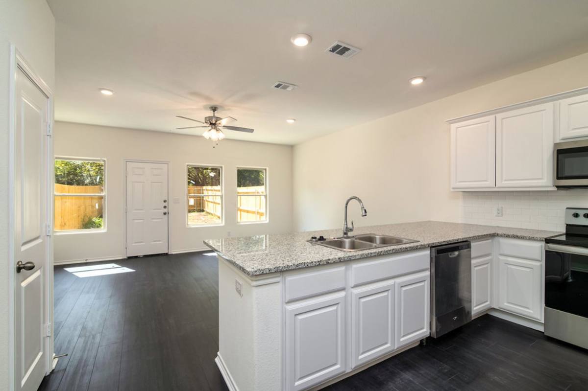 Townhouse for rent at 805 S 6th St, Bonham, TX 75418