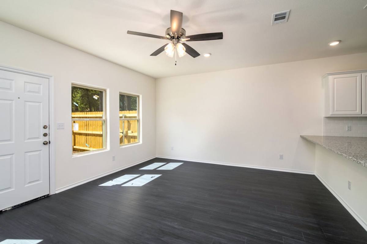 Townhouse for rent at 805 S 6th St, Bonham, TX 75418