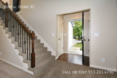 House for rent at 14807 Robinson St, Overland Park, KS 66223