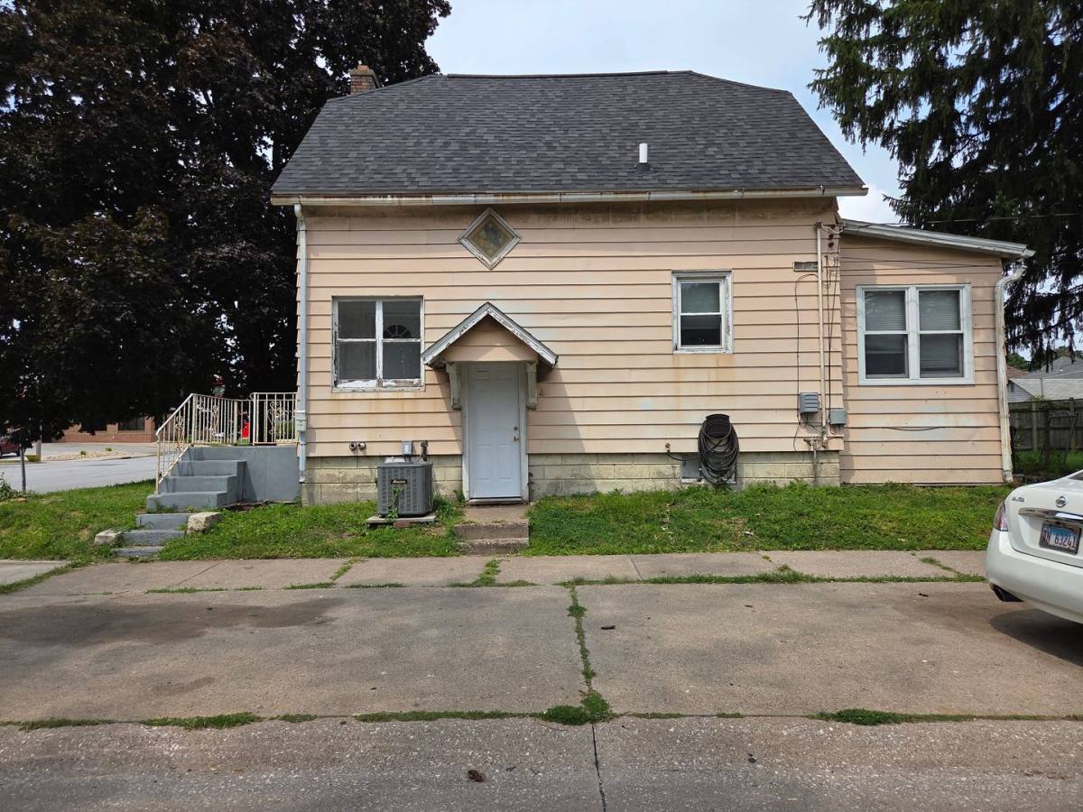 House for rent at 1445 38th St, Rock Island, IL 61201