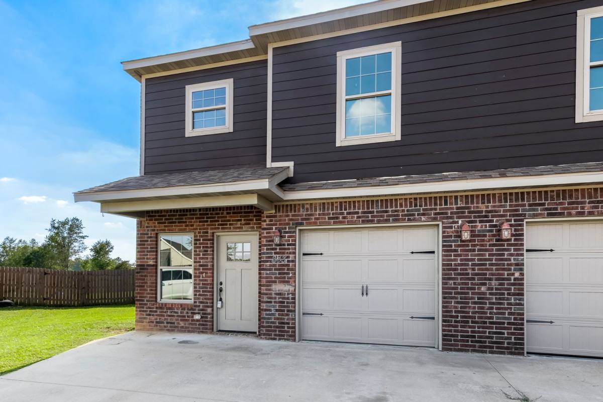 Townhouse for rent at 842 Baker St NW, Gravette, AR 72736