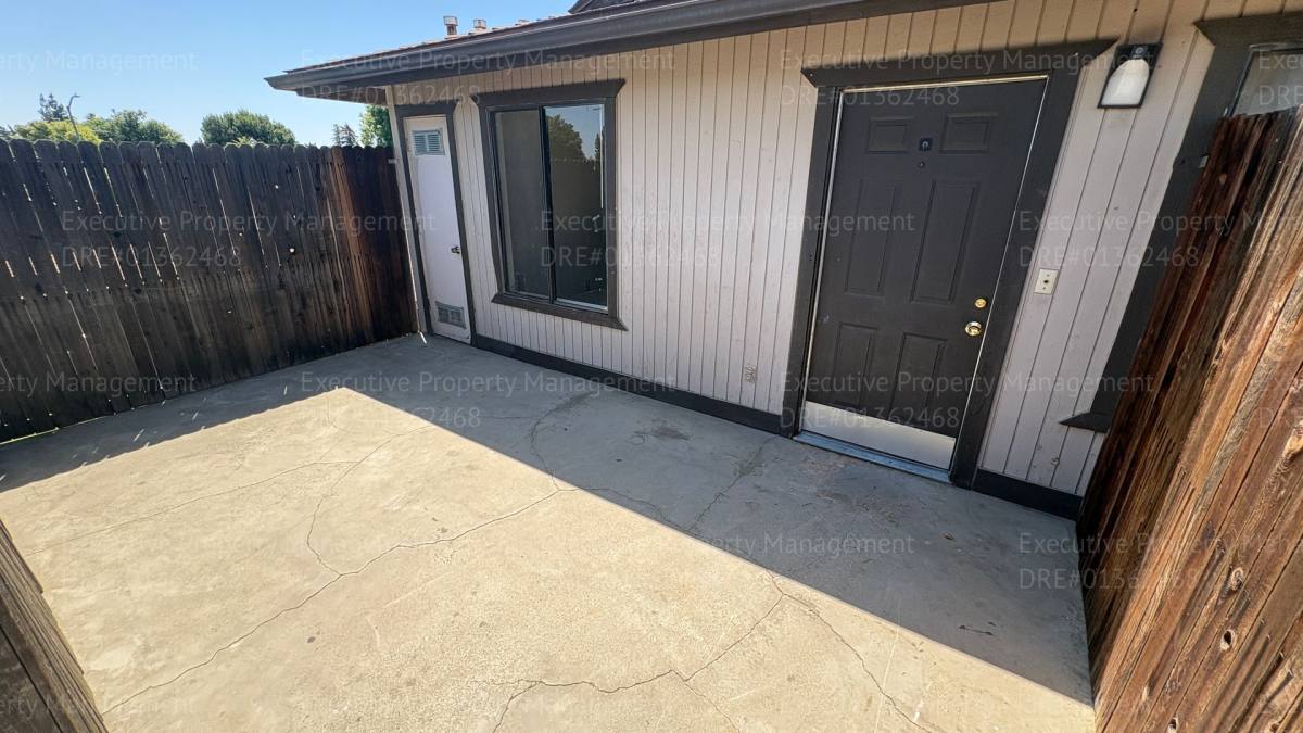Apartment for rent at 2812 N Half Moon Dr, Bakersfield, CA 93309