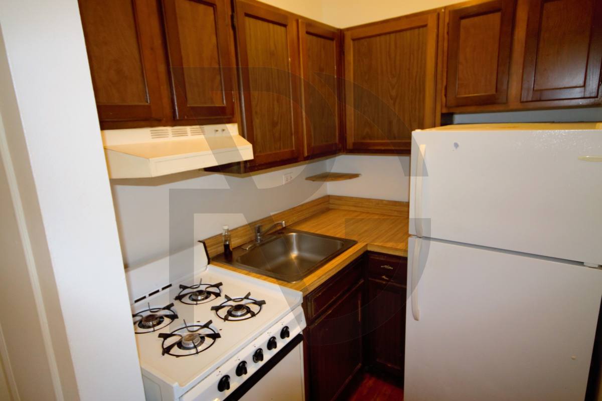 Apartment for rent at 837 W Wolfram, Chicago, IL 60657