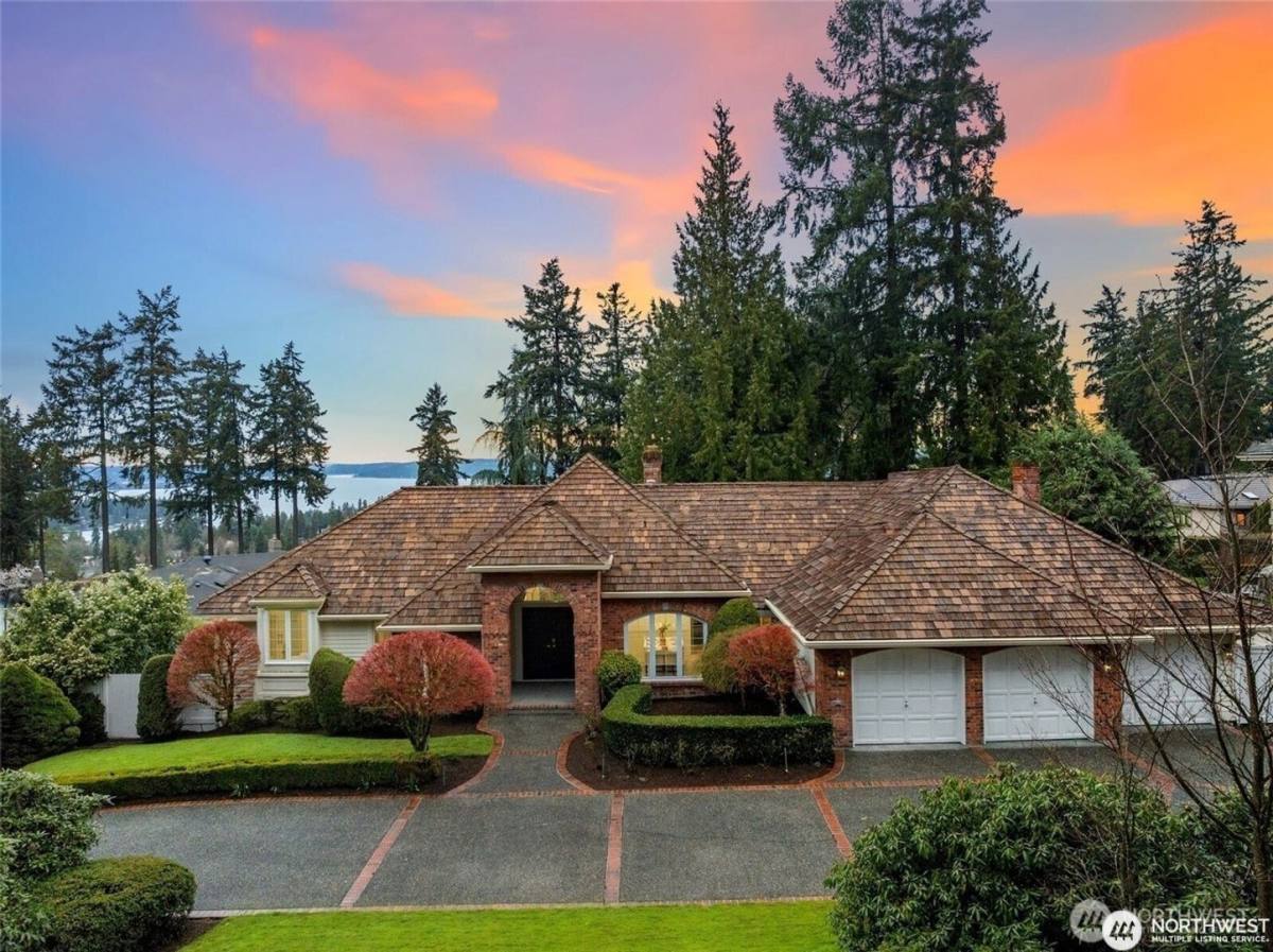 House for rent at 9416 NE 25th St, Bellevue, WA 98004