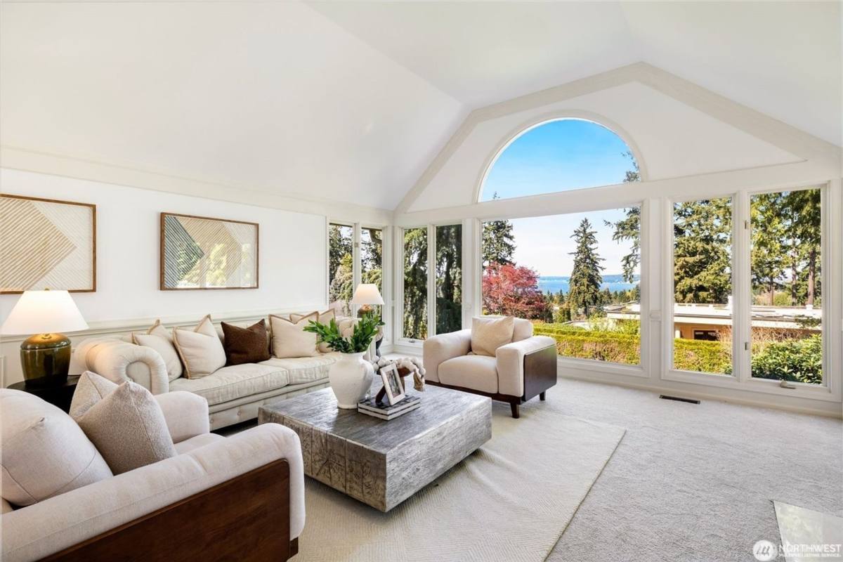 House for rent at 9416 NE 25th St, Bellevue, WA 98004