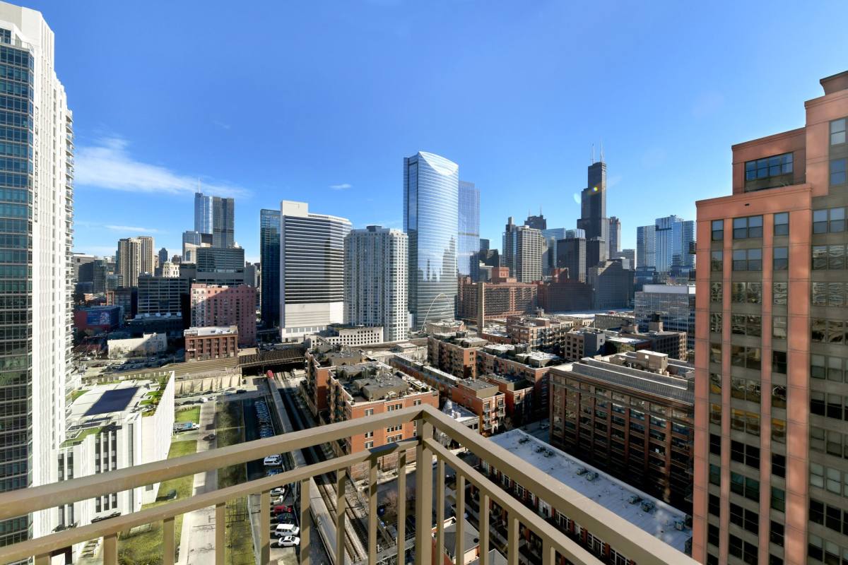 Apartment for rent at 353 N Des Plaines St, Chicago, IL 60661