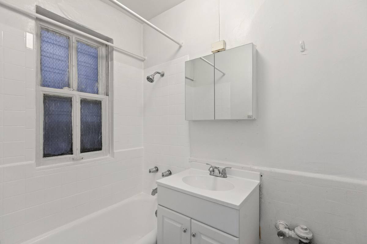 Apartment for rent at 434 W Wellington Ave, Chicago, IL 60657