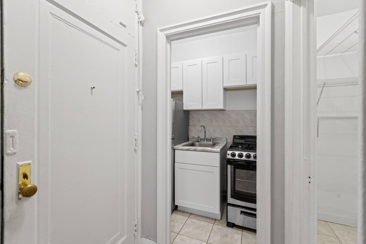 Apartment for rent at 434 W Wellington Ave, Chicago, IL 60657