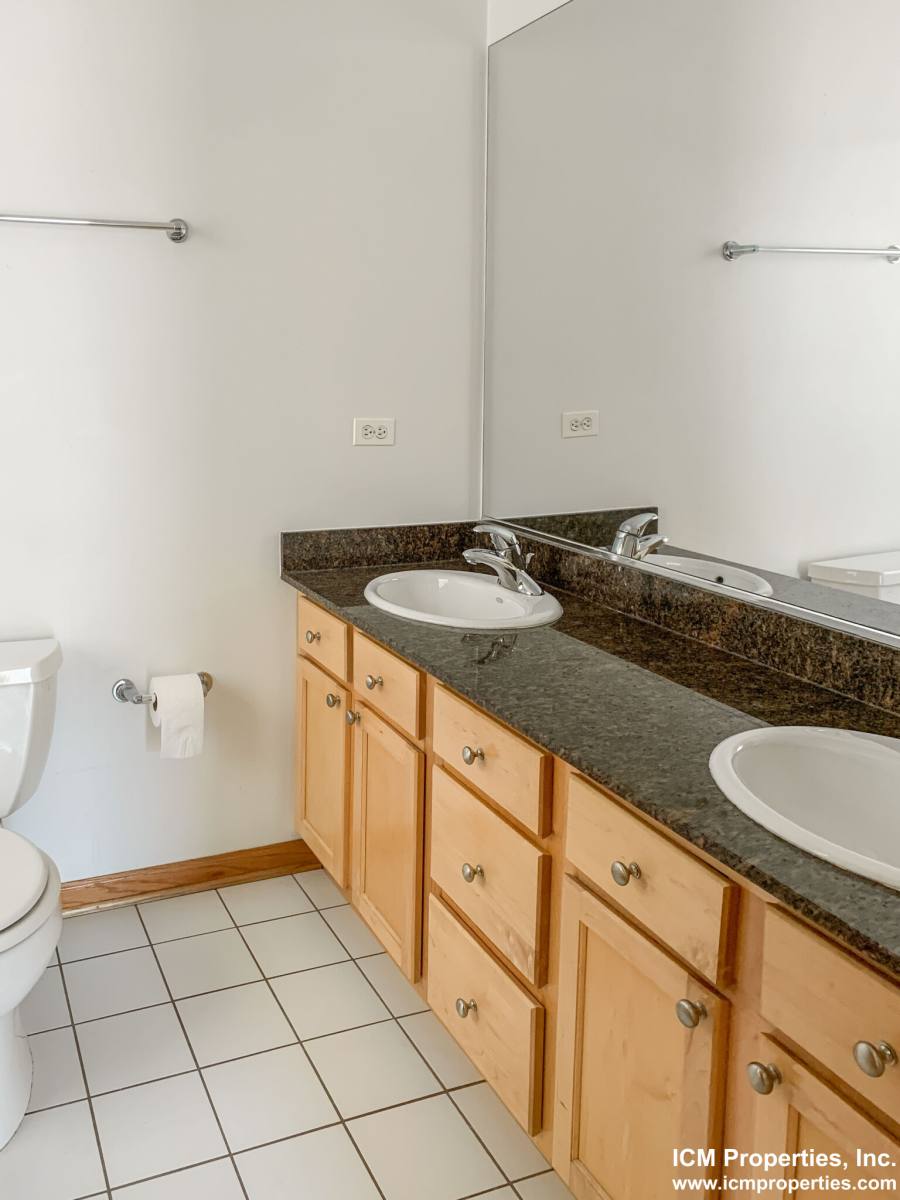 Apartment for rent at 1103 W Cornelia Ave #2, Chicago, IL 60657