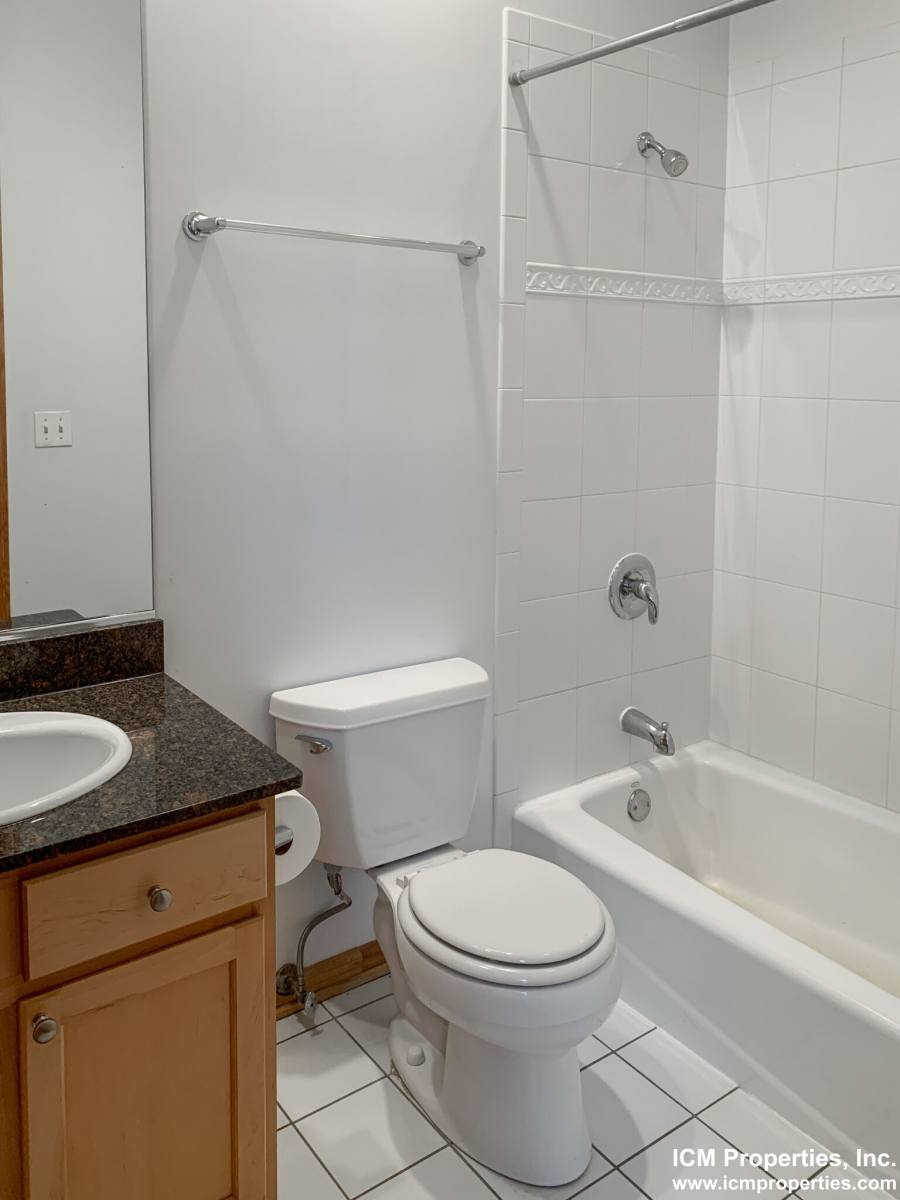 Apartment for rent at 1103 W Cornelia Ave #2, Chicago, IL 60657