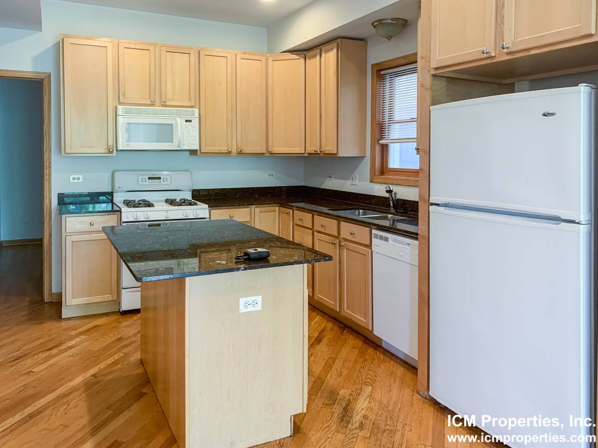 Apartment for rent at 1103 W Cornelia Ave #2, Chicago, IL 60657