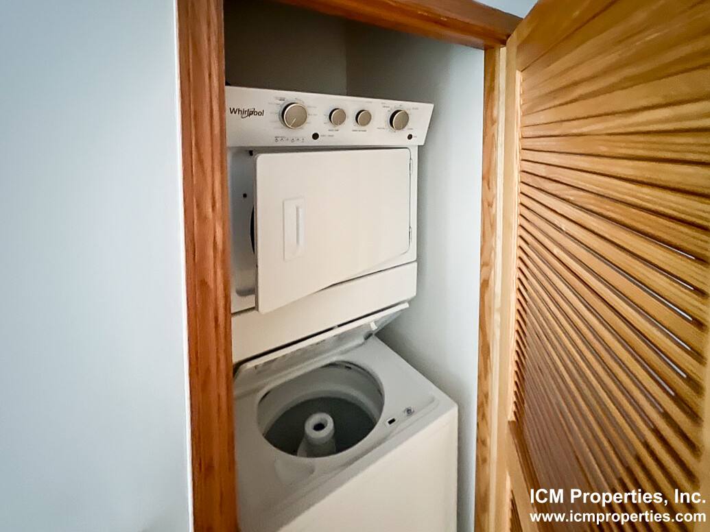 Apartment for rent at 1103 W Cornelia Ave #2, Chicago, IL 60657